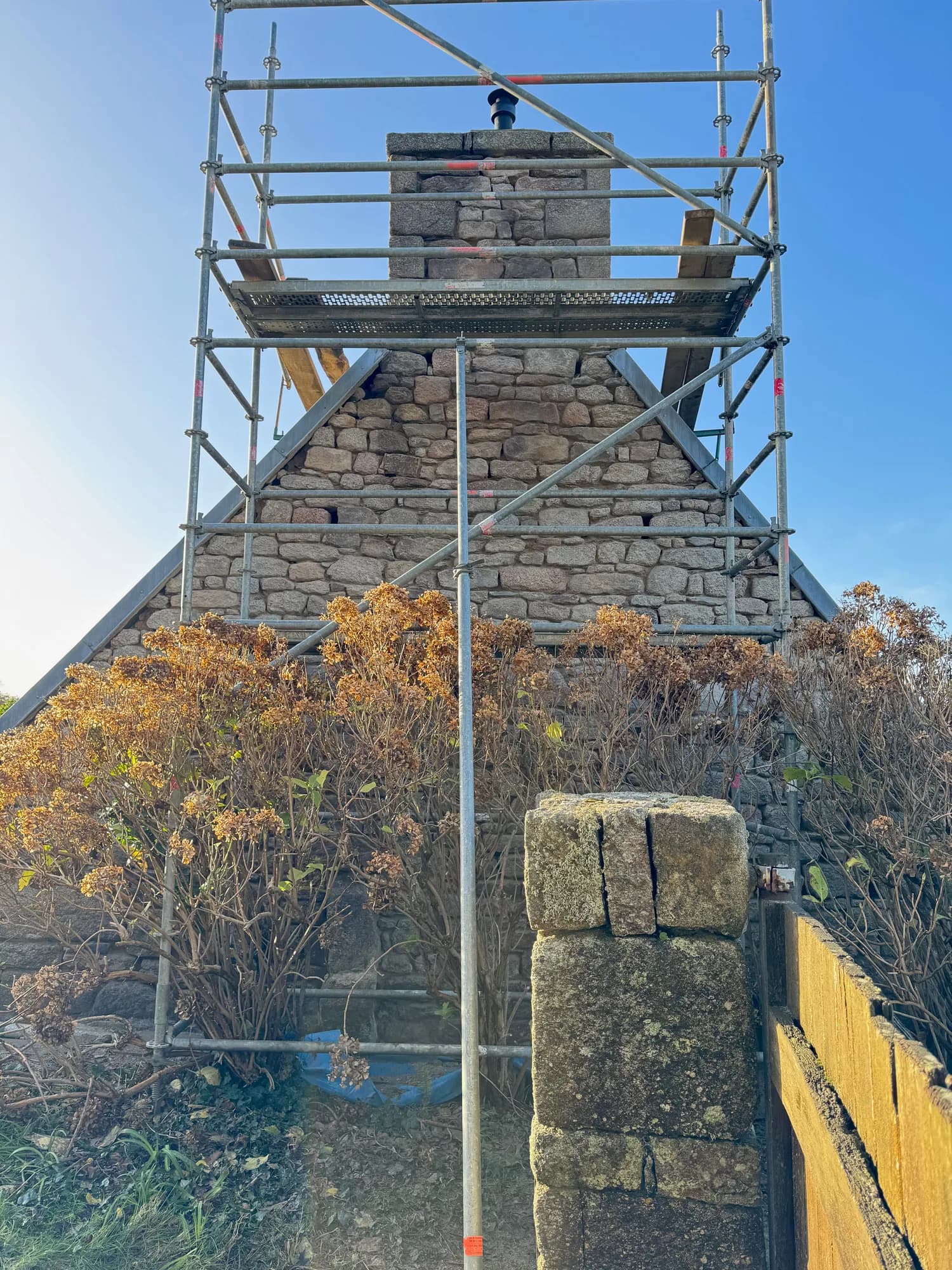 Locquirec — Pignon et cheminée — en cours de chantier