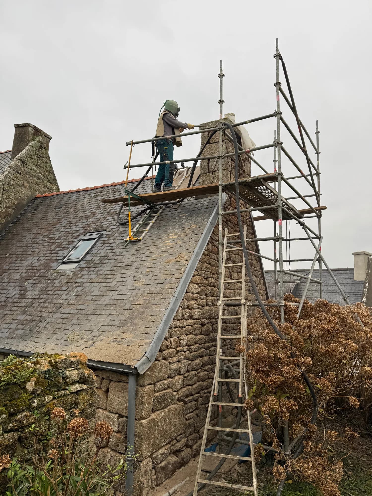 Locquirec — Pignon et cheminée — en cours de chantier