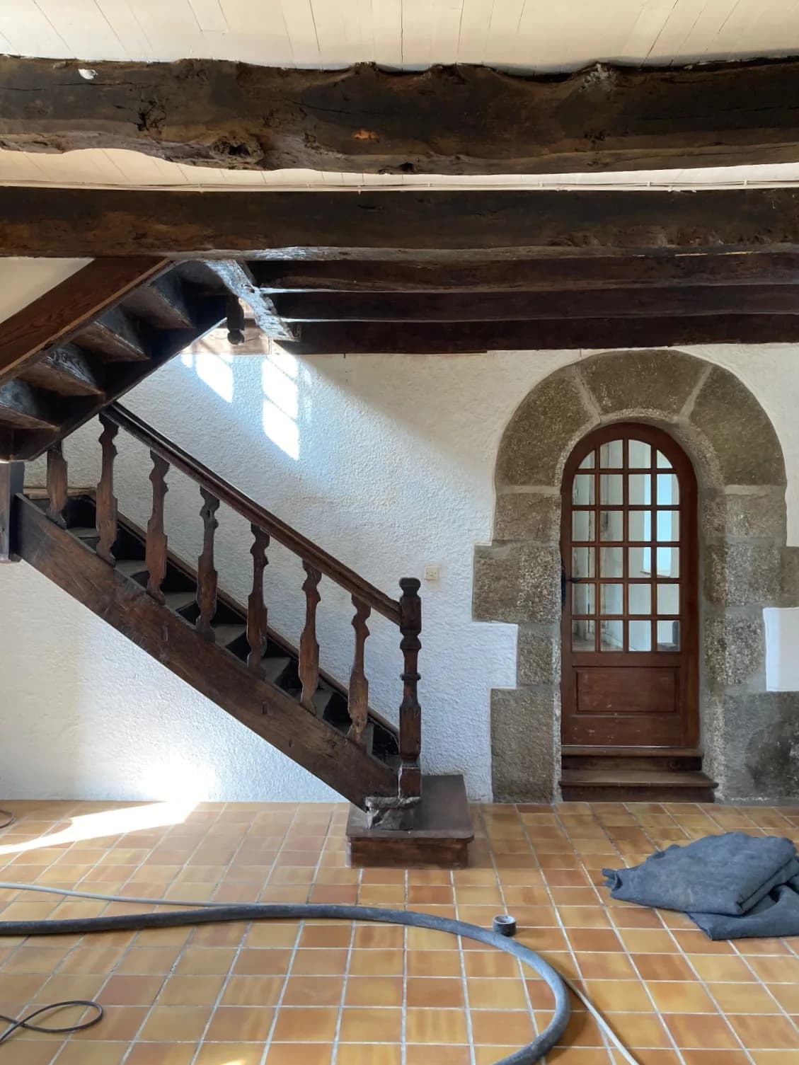 Plouha — Escalier et encadrement — avant