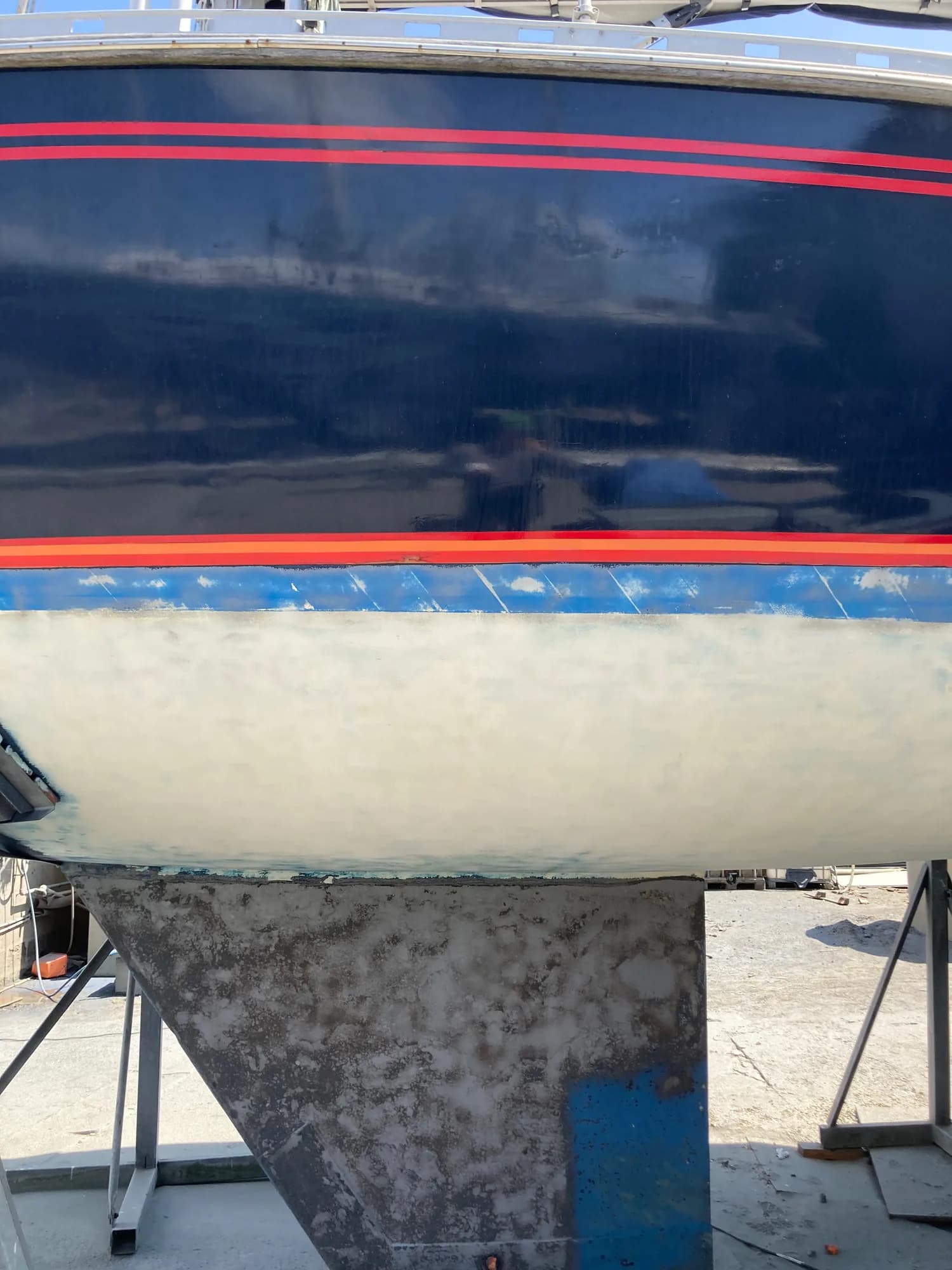 Aérogommage de coques de bateaux
