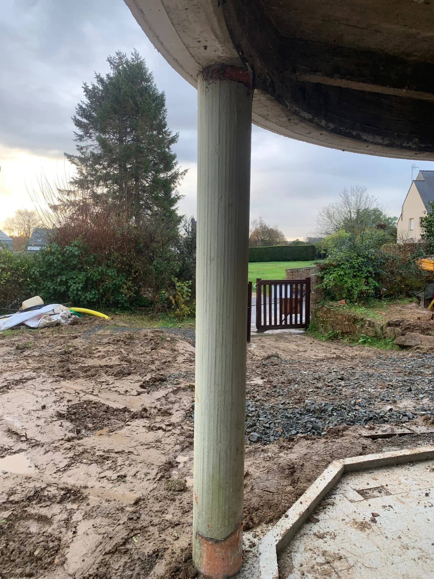 Lannion — Pilier en béton — avant