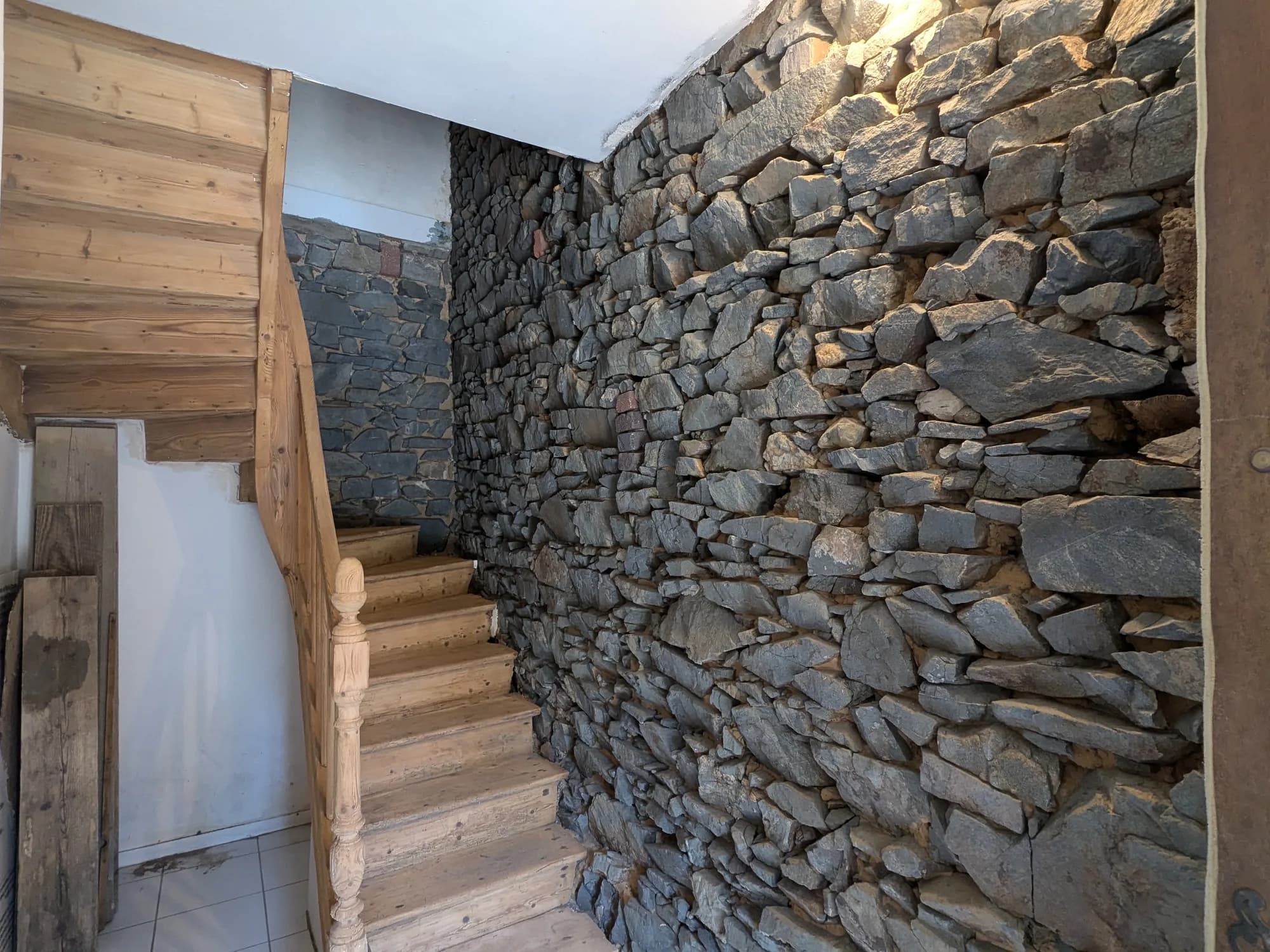 Le Légué — Mur et escalier intérieur — en cours de chantier