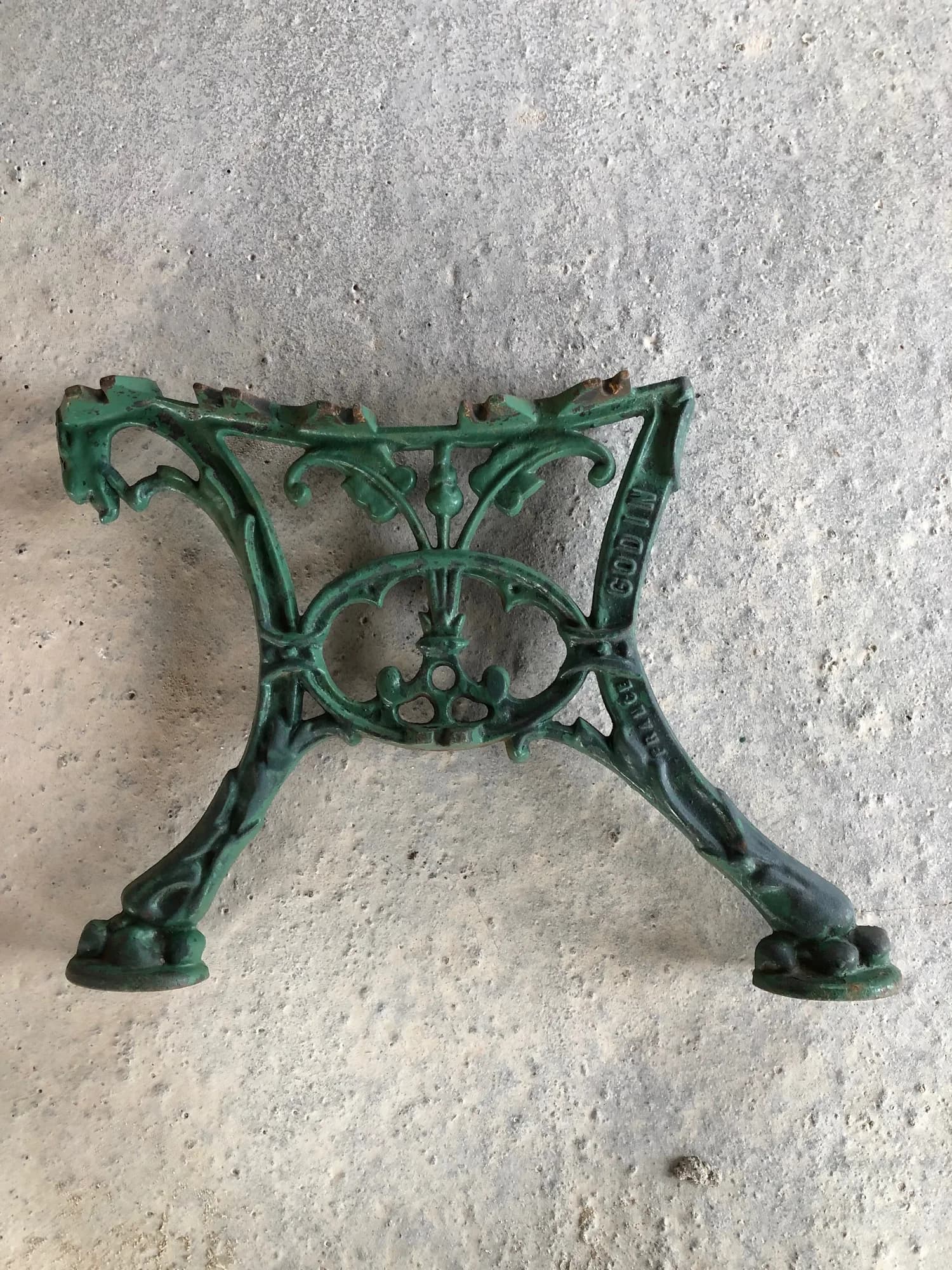 Pieds de banc en fonte — avant