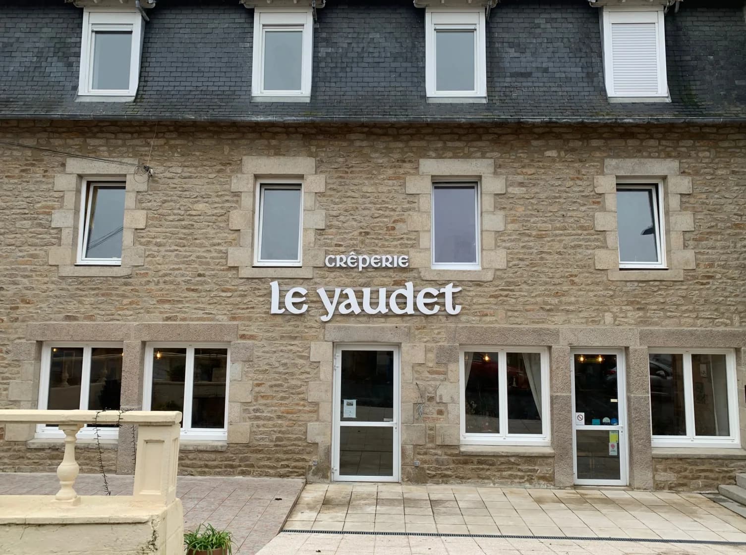 Façade en pierre rénovée au Yaudet après sablage