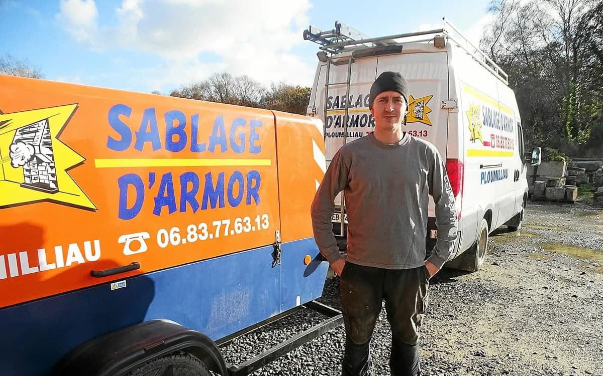 Pierre Cosquer devant le camion et le compresseur Sablage d'Armor à Ploumilliau